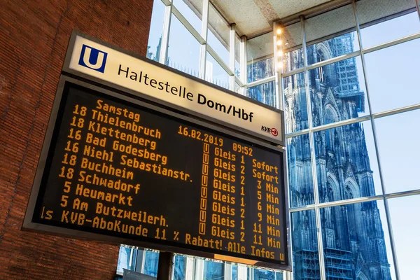ケルン ドイツ 2019 地下鉄主要駅に バック グラウンドで大聖堂の行先表示板 280 000 方それはドイツで最も忙しい駅の一つ — ストック写真