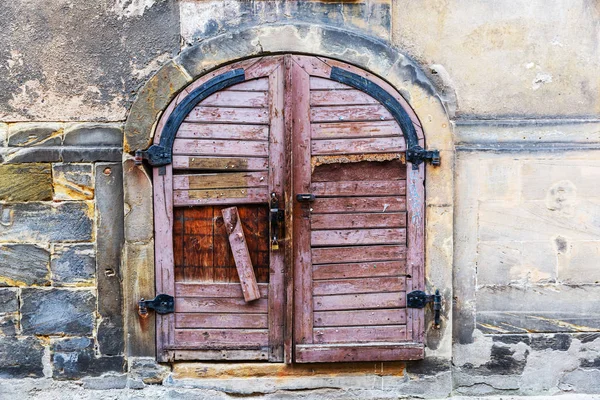 Bamberg, Almanya'da eski bir yıkık ahşap kapı soldu — Stok fotoğraf