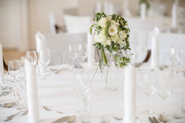 bir düğün bir döşenmiş ziyafet masasında çiçek dekorasyon