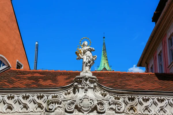 Socha na budově v Bambergu, Německo — Stock fotografie