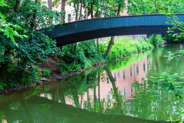 Voetgangersbrug over een rivier in de stad Bamberg, Duitsland — Stockfoto