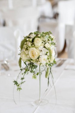 bir düğün bir döşenmiş ziyafet masasında çiçek dekorasyon