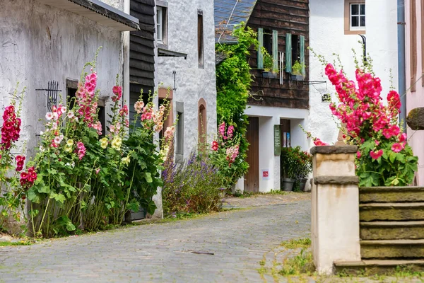 Pitoresco beco na vila histórica de Kronenburg, na região Eifel, Alemanha — Fotografia de Stock