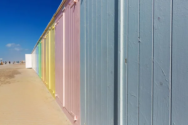 Färgglada strandhyddor på stranden i Domburg, Nederländerna — Stockfoto