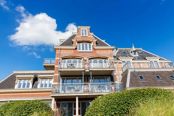 Grand Mansion in de duinen van Domburg, Nederland — Stockfoto