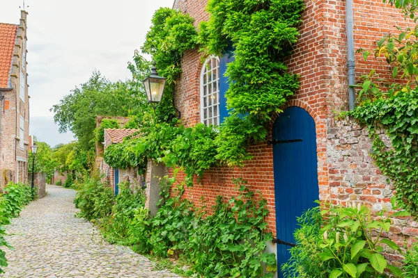 Vista de rua na histórica pequena cidade de Veere, Países Baixos — Fotografia de Stock