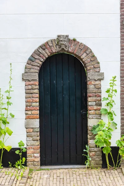 Old wooden door in Veere, Netherlands — Stock Photo, Image