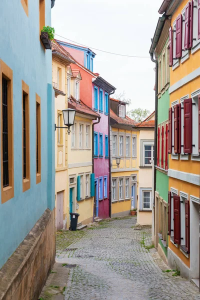 Casas de colores en un callejón del casco antiguo de Bamberg, Alemania — Foto de Stock