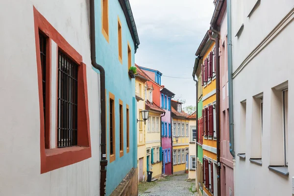 在德国班贝格老城的小巷里，五颜六色的房子 — 图库照片