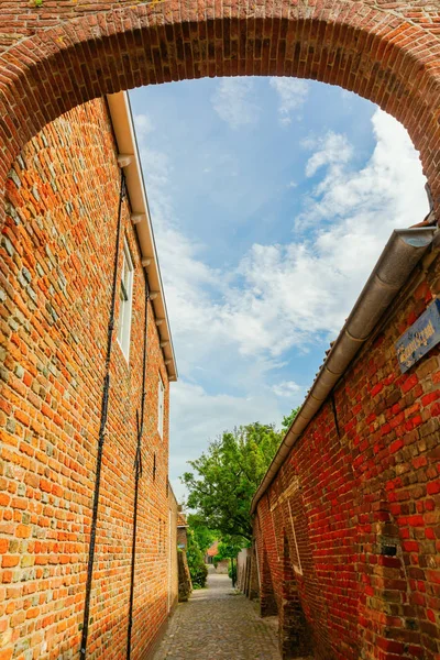 Alley i gamla stan i Veere, Nederländerna — Stockfoto