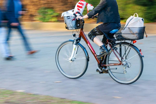 Hareket bulanıklık alışveriş çantaları ile bisiklet binici — Stok fotoğraf