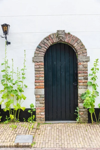 Vieja puerta de madera en Veere, Países Bajos —  Fotos de Stock