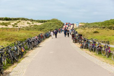 Zeeland, Hollanda kumullarında plaja erişim yolu