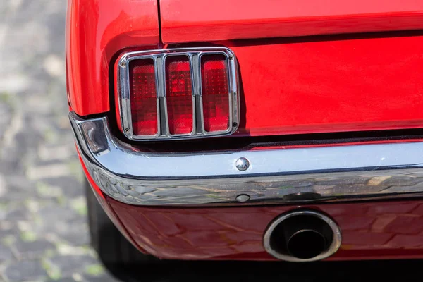 Bakljus av en gammal Ford Mustang — Stockfoto