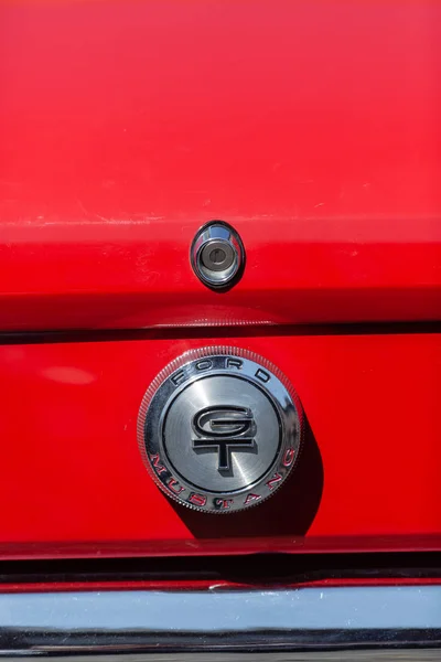 Eski bir Ford Mustang marka logosu ile arka — Stok fotoğraf