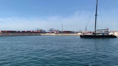 Siyah katamaran, kürekçiler ve mavi deniz 1