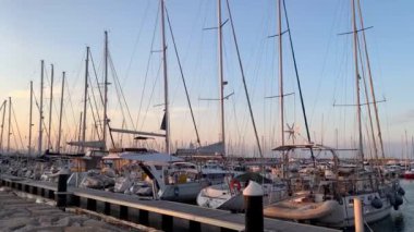 Yatların ve gökyüzünün akşam manzarası