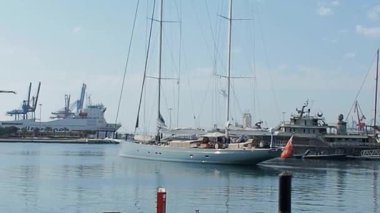 Gemiler karantinadan sonra limandan ayrılmaya başlıyor.