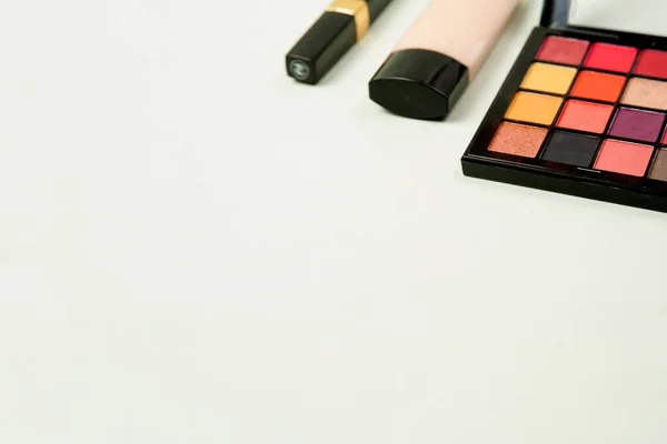 Eine Palette Heller Schatten Foundation Und Wimperntusche Isoliert Auf Einem — Stockfoto