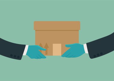 Tıbbi eldivenli işadamı elleri bir paket teslim ediyor.