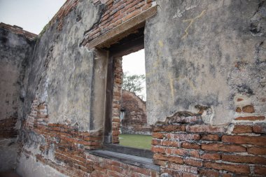 eski kırmızı tuğla duvar Tayland eski buddism tapınağından vintage iç ahşap pencere