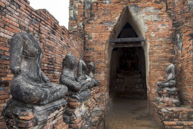 Ayuthaya Eyaleti Thiland'eski stupa tapınağında antik Buda şekil. Turizm Tayland için hedef ünlü ladmarks.