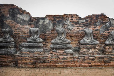 Ayuthaya Eyaleti Thiland'eski stupa tapınağında antik Buda şekil. Turizm Tayland için hedef ünlü ladmarks.
