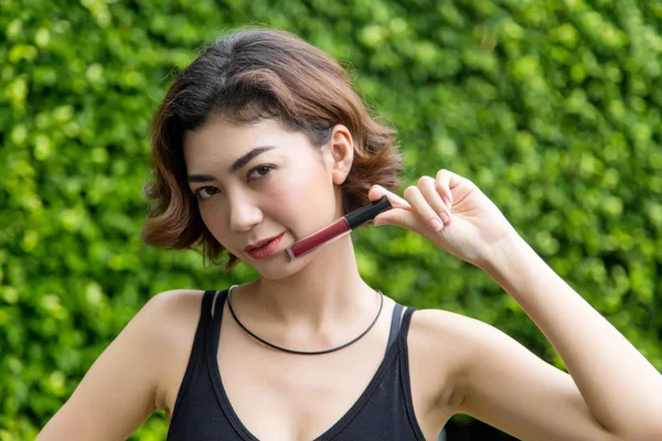 Asiatische Dame Zeigen Lippenstift Auf Park Hintergrund Zeigen Aktivitäten Der — Stockfoto