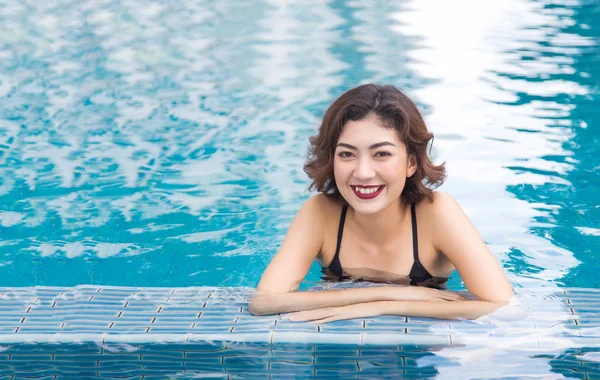 Asiatische Dame Lächeln Wasser Schwimmbad Mit Kopierraum Entspannung Urlaub Nach — Stockfoto