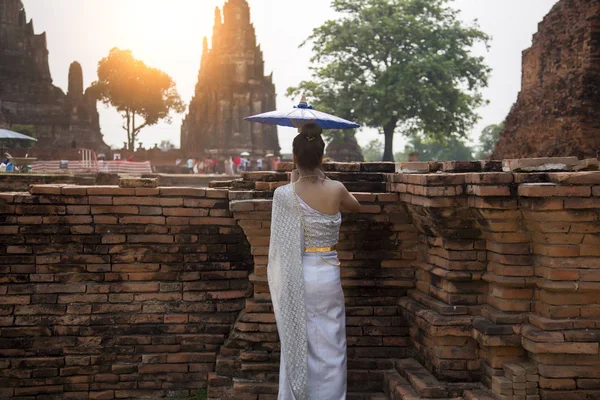 Baksidan Resenären Kvinna Med Thailändska Klänning Stil Turismen Antika Thailändska — Stockfoto