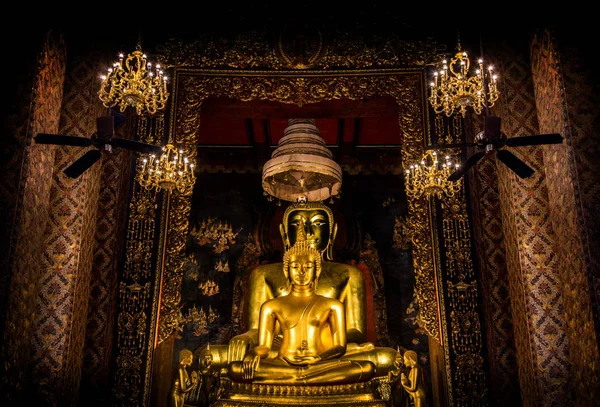 Июня 2018 Года Бангкок Таиланд Золотой Будда Фигура Ват Bovornnivet — стоковое фото