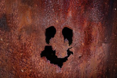 Soyut siyah kafatası gibi paslı Duvar ile tutun. Korkunç kavramı