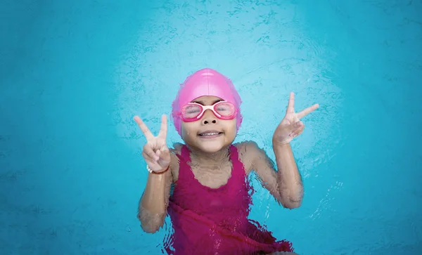 Asiatische Dame Glücklich Mit Welle Des Wassers Pool Schwimmen Outdoor — Stockfoto