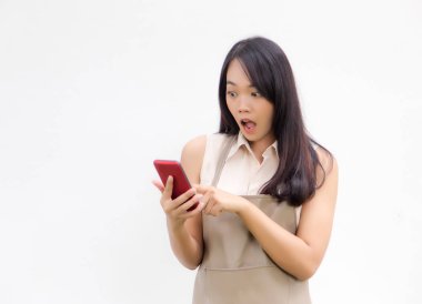 Asyalı kadın şok eylem uygulama kullanarak olarak cep telefonuna. potrait eylem teknoloji cihazı ile.  