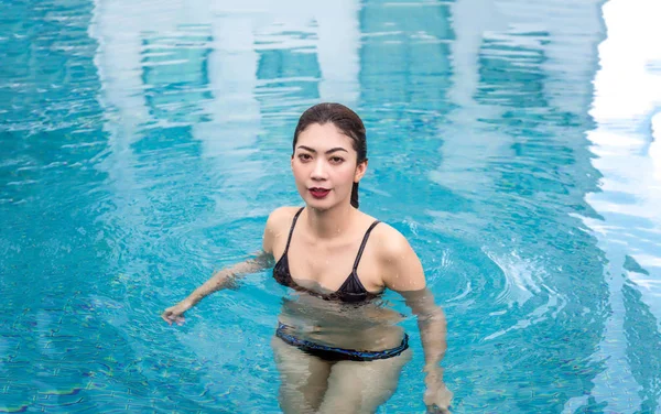 Sexy Asiatische Dame Badeanzug Entsendung Wasser Pool Entspannung Urlaubskonzept — Stockfoto