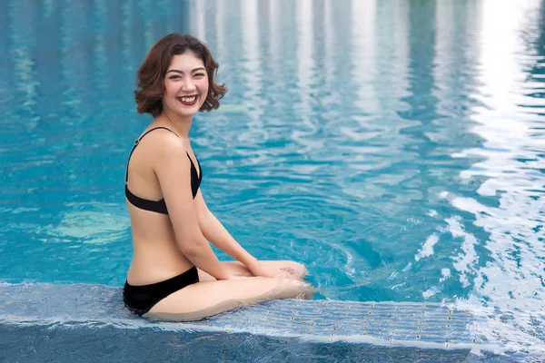 Sexy Asiatische Dame Badeanzug Entsendung Wasser Pool Entspannung Urlaubskonzept — Stockfoto