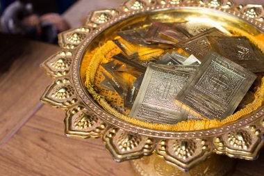 Altın levha meraklı için Buda desenli altın tepside yukarıya kapatmak 