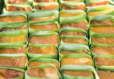 Tay muhallebi tatlı pastane dükkanı muz yaprağı ile kapatmak.