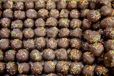 choccolate topu ekmek dükkanda kapatın. Choccolate kavramı gelen tatlı tatlı. 