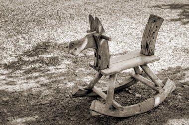 ahşap sallanan at açık oyuncak bellek konsepti ile sepya rengi.