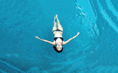 bikini yüzme suite resort yüzme havuzunda ile fotoğraf gülümseyen mutlu Asya Bayan. meslek zaman kavramı.