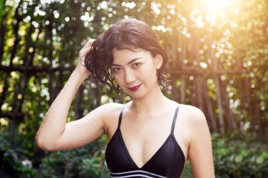 seksi bayan saç güneş ışığı ile park açık duş. Tatil kavramı içinde dinlenmek