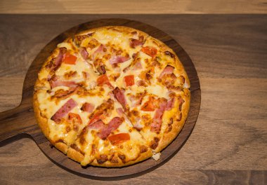 akşam yemeği için en iyi görünümü dan ahşap plaka üzerinde sıcak pizza