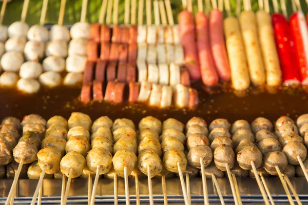 Topu Hotdog Sokak Gıda Tayland Baharatlı Suace Ile Ahşap Sopa — Stok fotoğraf