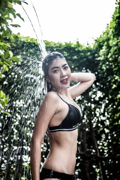 Asiatique Dame Douche Plein Air Pour Détendre Corps Nettoyage Avant — Photo