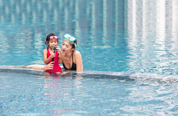 Mutter Und Tochter Zeichnen Mit Action Kamera Schwimmmoment Schwimmbad Auf — Stockfoto