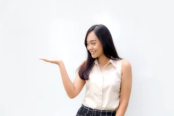 Asiatische Dame Zeigen Hand Für Displayprodukt Auf Weißem Isolat — Stockfoto