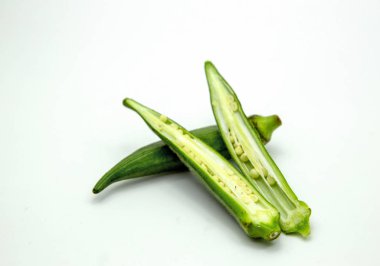 iç yeşil oka dilim beyaz arka plan üzerinde