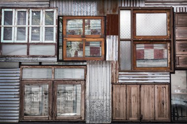 eski ahşap pencere ve zing dekorasyon dış arka planda