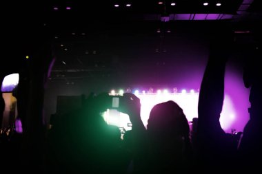 gösterilen siluet spot ışık konser üzerine arka bahçesinde atış stand.